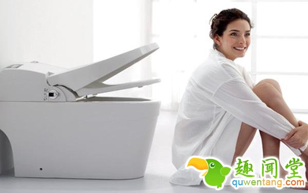 日本女人在厕所里化妆，美国人厕所里睡，印度女人：咱没有厕所