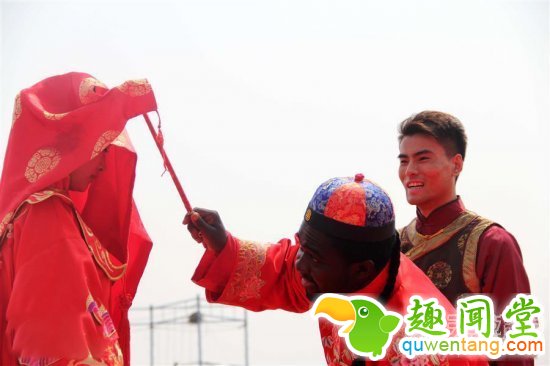 乐开花！黑人小伙迎娶中国娇妻办中式婚礼