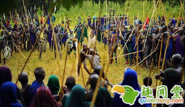 为了她拼了！非洲部落男子赤裸打斗求偶