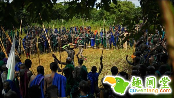 为了她拼了！非洲部落男子赤裸打斗求偶