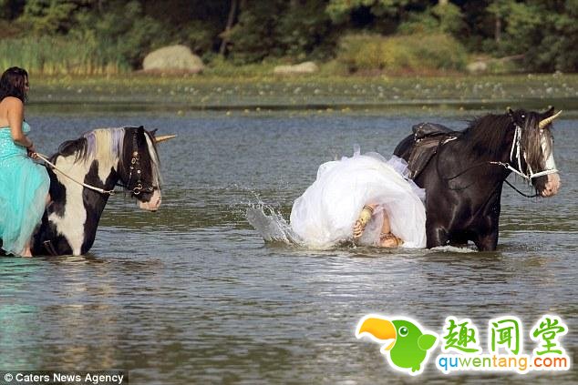 新娘骑马拍婚纱照 被甩下水惨变“落汤鸡”