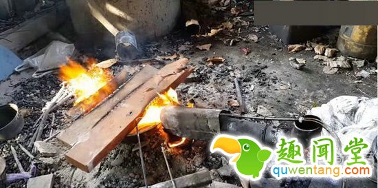 男子矿石中手工提炼出黄金！发大财