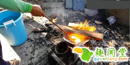 男子矿石中手工提炼出黄金！发大财