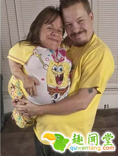 袖珍姑娘三度当妈，大肚如海绵宝宝