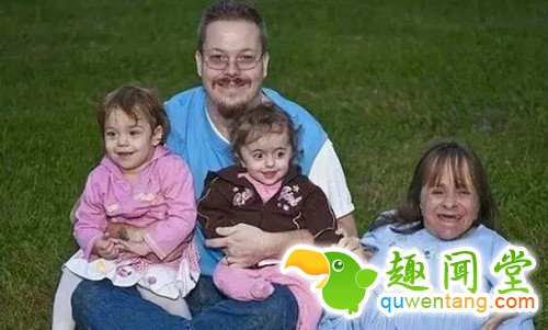 袖珍姑娘三度当妈，大肚如海绵宝宝