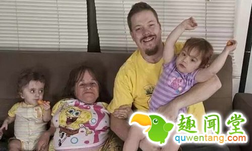 袖珍姑娘三度当妈，大肚如海绵宝宝