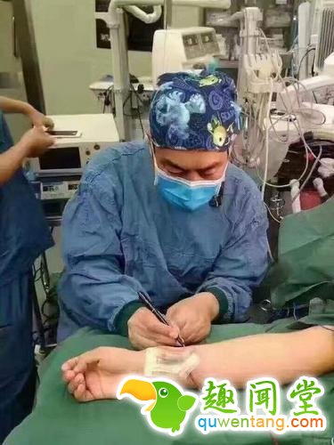 不是科幻！医生用肋骨再造耳朵