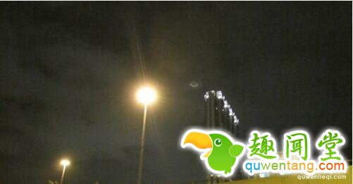 盘点中国10大UFO事件 至今仍是未解之谜  要说这个世界上没有外星人，恐怕很多人都不会相信，特别是对于那些UFO爱好者来说，不管是中国还是国外，在很多古代文献上都对UFO有很多记载，但是它们都存在着极大的不确定性，正因为如此，长期以来这类事件就会引起很多人的关注。  1、凤凰山外星接触事件  1994年5月~6月，黑龙江五常县凤凰山一位名叫孟照国的普通村民多次与外星人接触。外星人先后电击孟照国，对他进行采种，甚至穿墙而来带他参观飞碟基地。该事件报道后，引起了全世界的关注。原中国UFO研究会专家委员会和学术委员会己于1997年8月23日作出了初步的结论，认为这次UFO的事件是真实的。  2、UFO都溪毁林事件  1994年12月1日凌晨三时，火球状的不明飞行物骤至都溪林场，其巨大的声响惊醒了林场职工以及附近居民。众人眼见林场内的四百亩松林被拦腰折断、房顶被毁，奇特的是人畜家禽却无一伤亡，甚至连穿过林区的高压线亦完好无损。  3、上海129UFO事件  2006年12月9日下午4时30分至5时5分，在上海市西部天空中出现了“不明飞行物”，目击者成千上万。随着电视、电台、报纸的大量报导，已引起社会公众的热烈反响，与之相关的各种猜测和推想亦有报道。  4、“杜立巴石碟”之谜  1938年，一支考古队在与世隔绝的巴颜喀拉山脉取得了惊人的发现。他们在山洞中发现了形状奇特的遗骸和数百个神秘的“杜立巴石碟”。据说，当时考古队还在石壁上发现太阳、星星以及其他天体的图画。考古学家推测，这些东西都是1万2千年前外星人造访地球时留下的，但那些山洞后来再也没有被找到过。  5、泰安UFO事件  2005年2月23日(元宵节)，泰安市西北方向上空出现了不明飞行物。摄影爱好者蔡志亭在市政广场中心花园拍摄元宵节烟花时，拍下了这个类似草帽形状的UFO。事件报道后，引起多方媒体的关注，包括中央电视台新闻频道在内的多加媒体先后报道了此次事件。  6、微山UFO活动事件  2003年5月2日晚，山东省微山县欢城镇界牌口村发现不明飞行物，不明飞行物在该村上空飞行逗留2小时之久。对于此事，《济南时报》分别以《微山县出现不明飞行物》和《不明飞行物现微山》为题，先后两次进行报道。  7、“白衣怪人”事件  1967年8月14日夜，符宗杰同其家人坐在村口的桥栏上纳凉时，同时看见5个身穿白衣的怪人。第一个人身形高大，约有3米，后面四人身高逐渐下降，到最后一个时已同普通人类一样高。这5个白衣人在桥上停下脚步，他们东张西望，时而来回走动，时而蹲地忙碌着。约过两三分钟，白衣怪人似乎发现有人在窥视，他们排队离开并消失于附近的小树丛中。  8、哈尔滨UFO事件调查纪实  2001年 8月24日晨1~1：30期间，有UFO列队和变队飞过哈尔滨上空。目击者达上百人，电话汇报目击经过者达30多人。目击者声称自己看到的绝不是流星，也不是飞机、天象及自然天体。这次UFO事件轰动很大，目击者之多、范围之广令人惊叹，哈尔滨《新晚报》8月25日第2版已刊登这则消息。  9、我国两次百万人目击UFO事件  1981年7月24日22时33分至52分出现的螺旋状UFO和1995年7月26日22时0分至25分出现的扇状UFO，我国十多个省直辖市的目击者有上百万，其中就有中国科学院南京紫金山天文台的好几位天文工作者。  10、清代《赤焰腾空》  清代画家如作于1892年(光绪十八年)的画作《赤焰腾空》，绘有许多身着长袍马褂的市民聚集在南京夫子庙朱雀桥头，仰望空中一团火球。这是中国最早的关于UFO的图画，成为今人研究UFO的珍贵历史资料?；以诨嫔戏铰淇钚吹剑? “九月二十八日，晚间八点钟时，金陵(今南京市)城南，偶忽见火毯(即球)一团，自西向东，型如巨卵，色红而无光，飘荡半空，其行甚缓。维时浮云蔽空，天色昏暗。举头仰视，甚觉分明，立朱雀桥上，翘首踮足者不下数百人。约一炊许渐远渐减。有谓流星过境者，然星之驰也，瞬息即杳。此球自近而远，自有而无，甚属濡滞，则非星驰可知。有谓儿童放天灯者，是夜风暴向北吹，此球转向东去，则非天登又可知。众口纷纷，穷于推测。有一叟云，是物初起时微觉有声，非静听不觉也，系由南门外腾越而来者。嘻，异矣!”