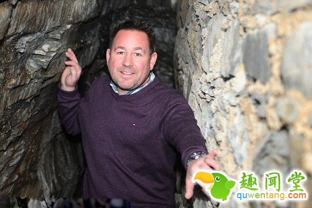 　 　 据英国《每日邮报》3月29日报道，英国威尔士小城纽基的商铺店主大卫?爱德华兹在自家商店的地下室壁橱里发现了一条50英尺(15米)长、直通海岸的秘密通道。专家认为这是17-18世纪走私者用来偷运走私物品的密道。