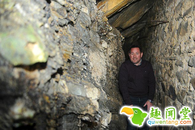 　 　 据英国《每日邮报》3月29日报道，英国威尔士小城纽基的商铺店主大卫?爱德华兹在自家商店的地下室壁橱里发现了一条50英尺(15米)长、直通海岸的秘密通道。专家认为这是17-18世纪走私者用来偷运走私物品的密道。