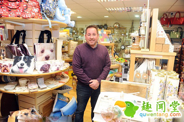 　 　 据英国《每日邮报》3月29日报道，英国威尔士小城纽基的商铺店主大卫?爱德华兹在自家商店的地下室壁橱里发现了一条50英尺(15米)长、直通海岸的秘密通道。专家认为这是17-18世纪走私者用来偷运走私物品的密道。