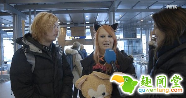 　　内诺还称自己天生怕水，热衷于跪在地上手脚并用的走路，并且喜欢两只手抓在窗台上像猫一样打探外面的世界。