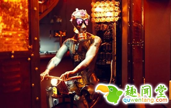 有个爱蒸汽朋克的设计师，花两年做了这么个酒吧