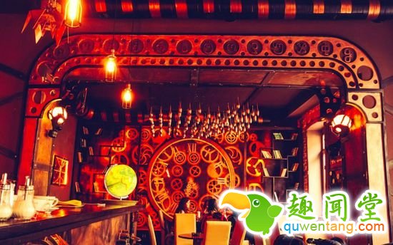有个爱蒸汽朋克的设计师，花两年做了这么个酒吧