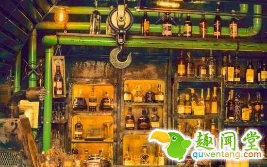 有个爱蒸汽朋克的设计师，花两年做了这么个酒吧