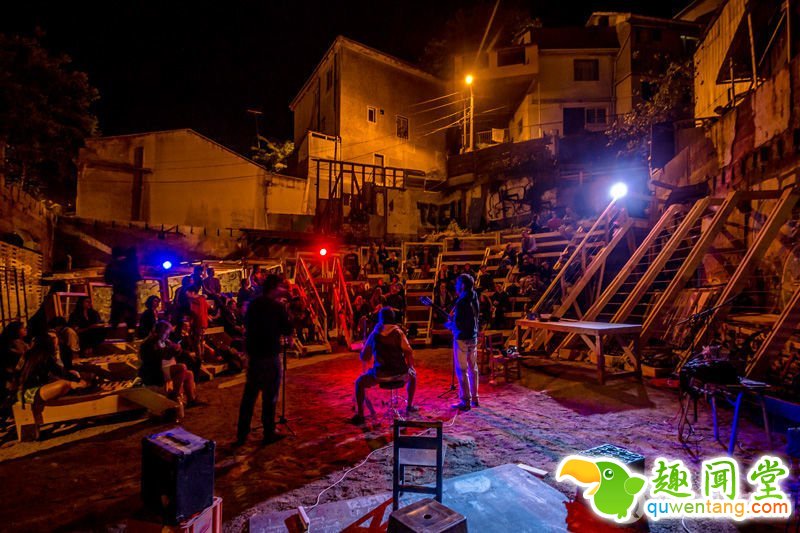 观众台被放入社区后