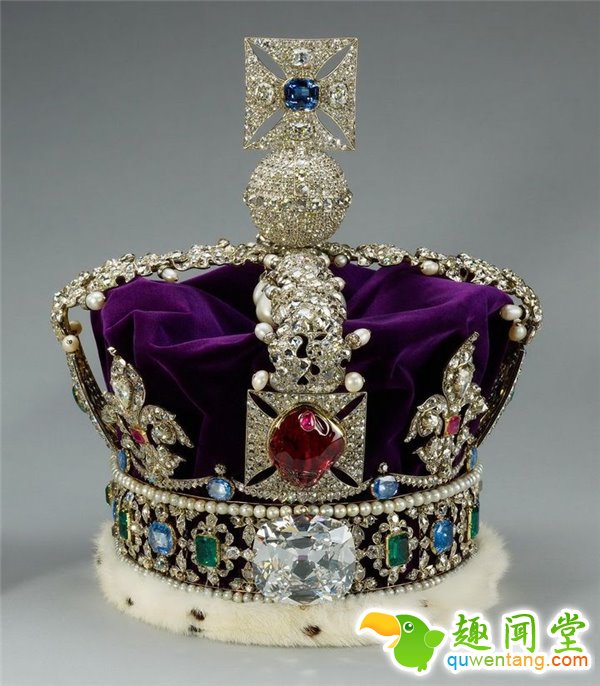 卢卡拉称还发现了另外两颗白色钻石，一颗813克拉，另一颗374克拉。该公司表示这两枚白钻的重量可能会发生变动，因为钻石尚未被清洗。