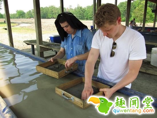 美国钻石坑向公众开放 游客挖到钻石归自己