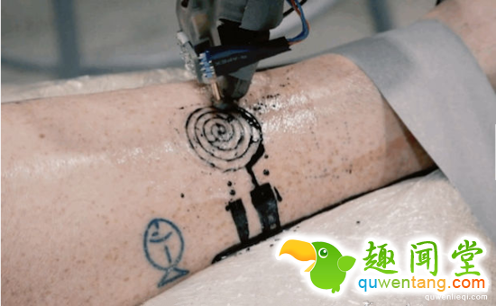 世界上第一台纹身机器人，从不手抖但看着都悬…