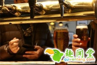 用尿就能给电池充电了？这样的发明再来几