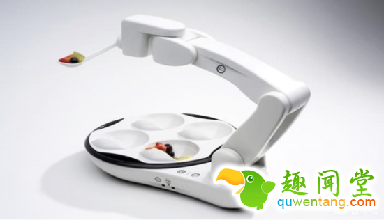 这款机械手臂自带饭碗和汤勺，让喂食变得更酷炫