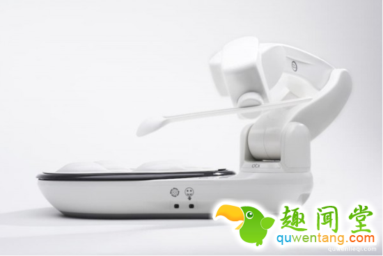 这款机械手臂自带饭碗和汤勺，让喂食变得更酷炫