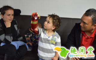 科技改变生活~独臂男孩获“钢铁侠”假肢