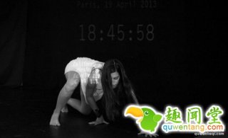 她对自己身体进行了改造，能够感知地球上