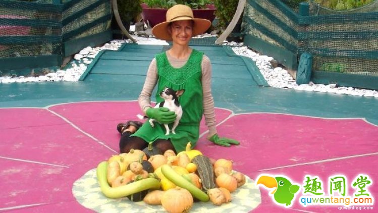 夫妻俩在孤岛建造450吨房子，住25年水上乐园！