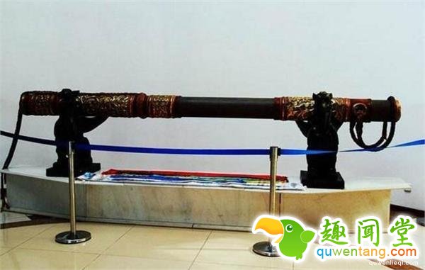 历史上的很多人因为生前存在很大的争议，往往死后会为自己设置疑冢，这其中最著名的就要数曹操的七十二疑冢，其实设置疑冢的远远不止曹操一人，成吉思汗也是如此，尽管专家经过了多轮寻访，至今仍未能确认成吉思汗墓的具体位置，传说成吉思汗墓中陪葬了七件珍宝，件件都是价值连城。