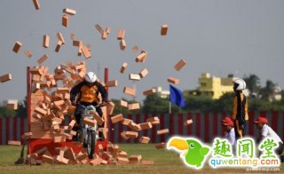 印度军校阅兵彩排，场面堪比杂技表演！