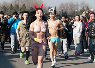 北京光猪跑 美女只穿内衣裸跑