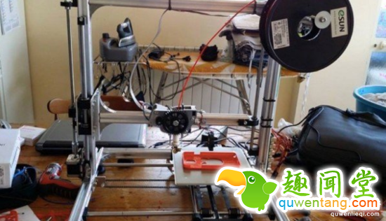 这个神奇的自动售货机，能把塑料垃圾秒变手机壳