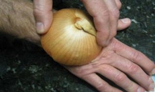 她把生洋葱塞进耳朵，隔