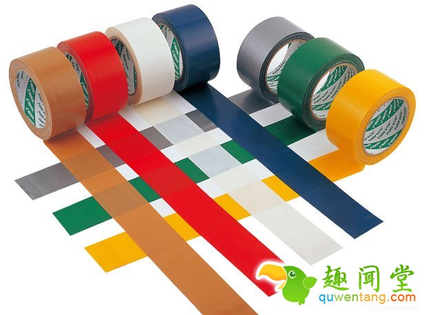 他先是用胶带这样把瓶子给环绕贴起来，接下来的超完美物品就是你每天都需要的完美物品！