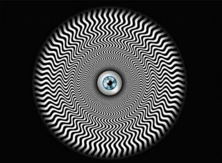 盯着中间的眼球，你看到了什么颜色的光圈