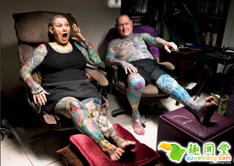 除了脸和脚趾，这对老年情侣身上纹满了纹身，一举冲破吉尼斯世界纪录