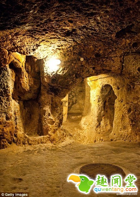 男子家中挖出千年地下城市：深入地表18层！