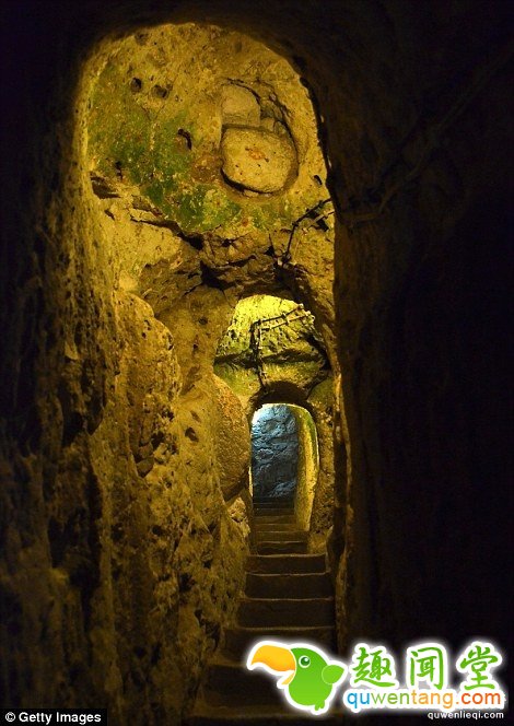 男子家中挖出千年地下城市：深入地表18层！