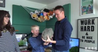 震惊！男孩在网上买了块石头玩， 砸开后