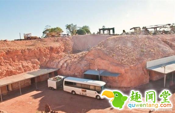 整个村庄1600人都生活在地下，生活设施一应俱全