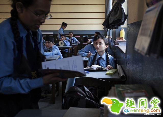 实拍尼泊尔“活女神”，初潮来之前脚不能沾地