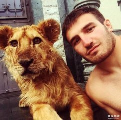 摔跤手找不到训练对象，于是他养了只狮子