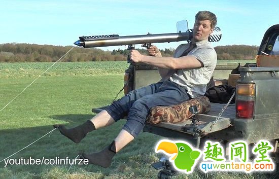 美国一名男子发明火箭发射器 只为脱袜子(图)