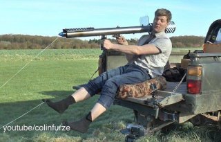 没sei了~小哥自制火箭发射器就为脱袜子 