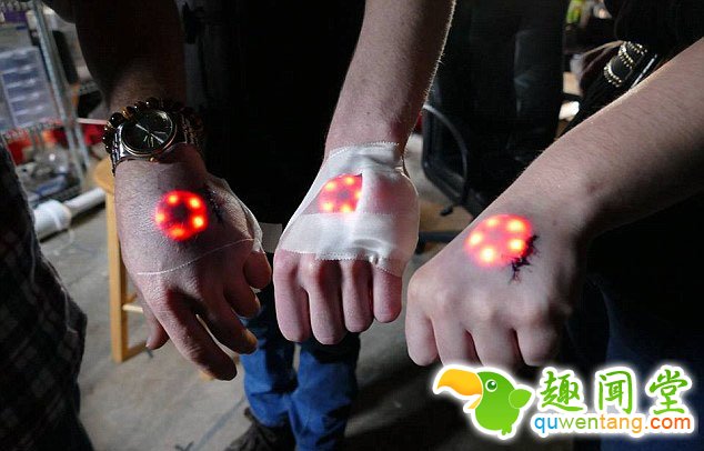 　　【环球网综合报道 】据英国《每日邮报》11月11日报道，纹身似乎已经是过时的潮流了。近日，德国几名男子便将LED灯植入皮肤下。他们是将一种带着LED灯的芯片植入了手中，这种芯片大小就像一枚大的硬币。这种设计可以从皮肤下面点亮皮肤上的纹身图案，可以获得水母身体发光一般的效果。