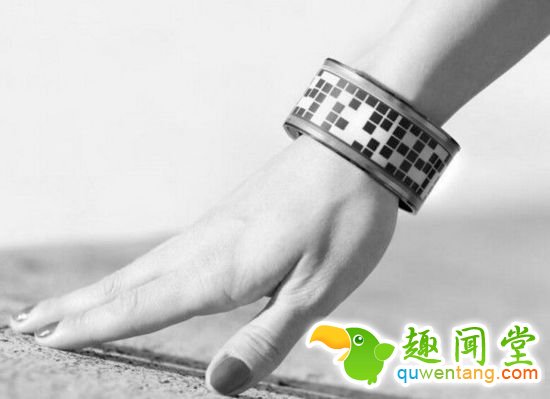 Eyecatcher智能手镯更像是实用的时尚手镯，手镯上并没有按钮。Eyecatcher智能手镯通过苹果手机app应用控制显示内容。