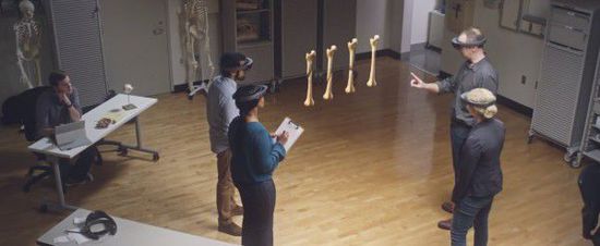 在视频中说道：“通过HoloLens所创建的模拟产物能够让人感受到它的存在，这可能是学习的最佳方式。因为在现实生活中我们绝对不可能遇到这样的场景。”此外在该视频演示中还显示通过创建3D模型和重新创造交互式3D模型来传授艺术历史和人类进化等等。