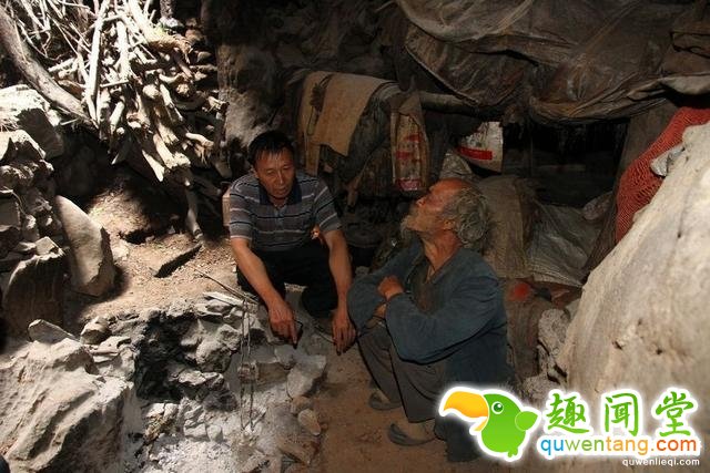 男子被50多个女友嫌弃，一气之下独居洞穴40年(1)