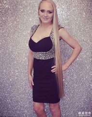 英国女子17年不剪头发，长发及膝被误认为